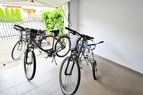 Large Holiday Home, Private Garden
