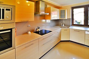 Large Holiday Home, Private Garden