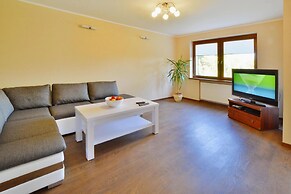 Large Holiday Home, Private Garden