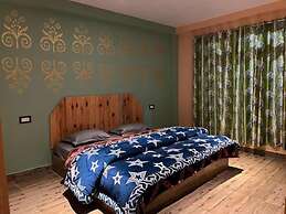Yellowjackets Hotel Tosh