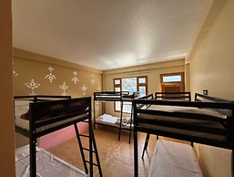 Yellowjackets Hotel Tosh