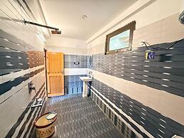 Yellowjackets Hotel Tosh