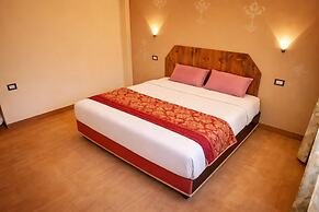 Yellowjackets Hotel Tosh