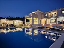 Karousa Luxury Villa