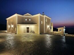 Karousa Luxury Villa