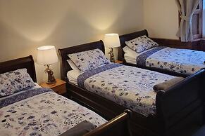3 Bed House - Mountain Views, Firepit, Bbq
