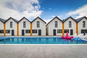 Holiday Homes With Pool, Close to the Beach