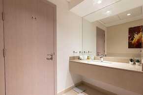 Bloomfields Iconic 1BR Waters Edge