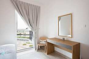 Bloomfields Iconic 1BR Waters Edge