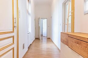 Cozy Room Near Landstraße for Long Stay