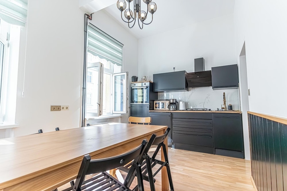 Cozy Room Near Landstraße for Long Stay