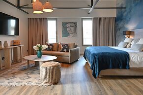 Walnut Bistro & Suites