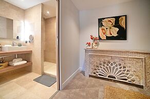 Walnut Bistro & Suites