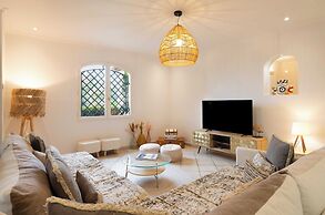 Spacious Villa With Pool & A/C for 8 - Sea View