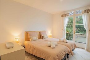 Spacious Villa With Pool & A/C for 8 - Sea View