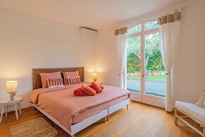 Spacious Villa With Pool & A/C for 8 - Sea View
