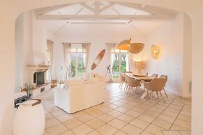 Spacious Villa With Pool & A/C for 8 - Sea View