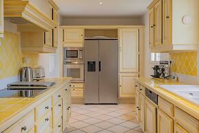 Spacious Villa With Pool & A/C for 8 - Sea View