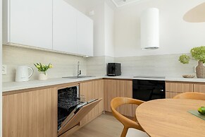 Comfortable Apartment, Right on the Beach
