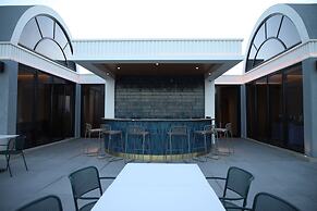 Midpoint Hotel