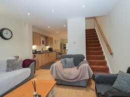 6 Swan House