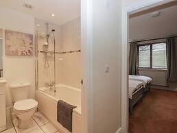 6 Swan House