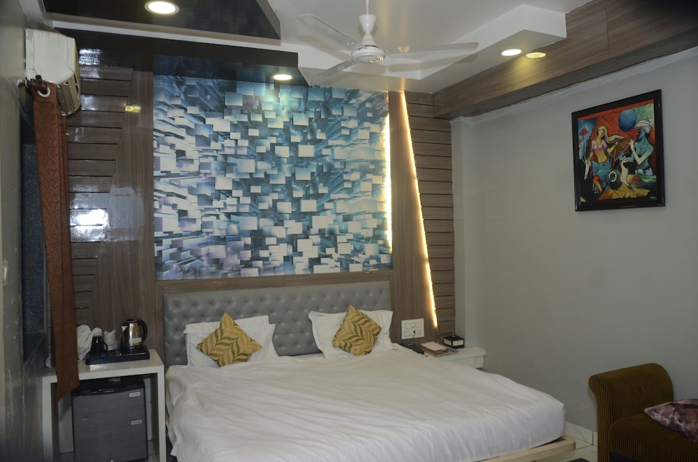 HOTEL  RAJ PALACE SHIVPURI