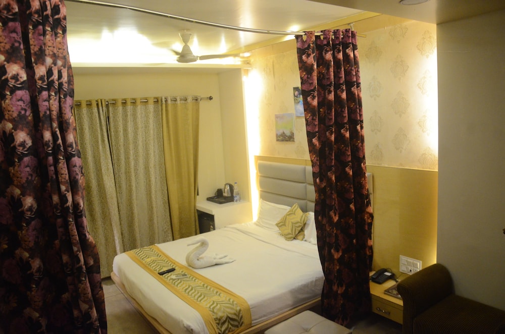 HOTEL  RAJ PALACE SHIVPURI