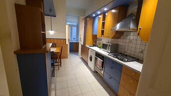 Spacious 2BR Apartment Central Long Stay