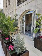 Cohen's boutique hotel