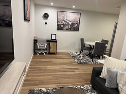 Fivestar Inspired Private Suite- Downtown Access