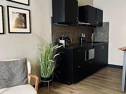 The Jade - Elegant Apartment With Balcony