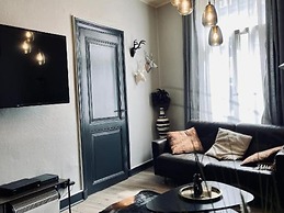 The Jade - Elegant Apartment With Balcony