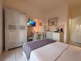 Kiklamino Sunset Suites