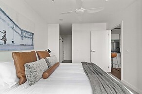 Central Oakleigh 2BR Apartment w Parking