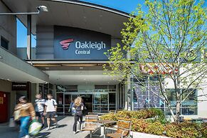Central Oakleigh 2BR Apartment w Parking