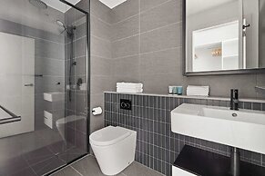 Central Oakleigh 2BR Apartment w Parking