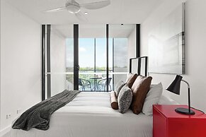 Central Oakleigh 2BR Apartment w Parking