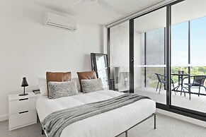 Central Oakleigh 2BR Apartment w Parking