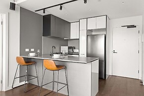 Central Oakleigh 2BR Apartment w Parking
