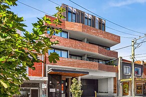 Central Oakleigh 2BR Apartment w Parking
