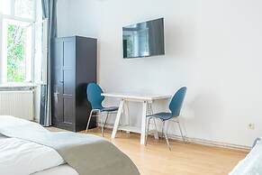 Simple 2BR Apt near Belvedere Palace