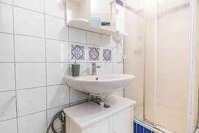 Simple 2BR Apt near Belvedere Palace