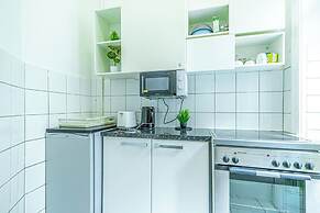 Simple 2BR Apt near Belvedere Palace