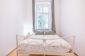 Simple 2BR Apt near Belvedere Palace