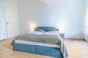 Simple 2BR Apt near Belvedere Palace