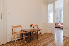 Special Vintage Apartment Near Downtown