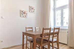 Special Vintage Apartment Near Downtown