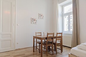 Special Vintage Apartment Near Downtown