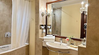 Fleur De Lis Hotel